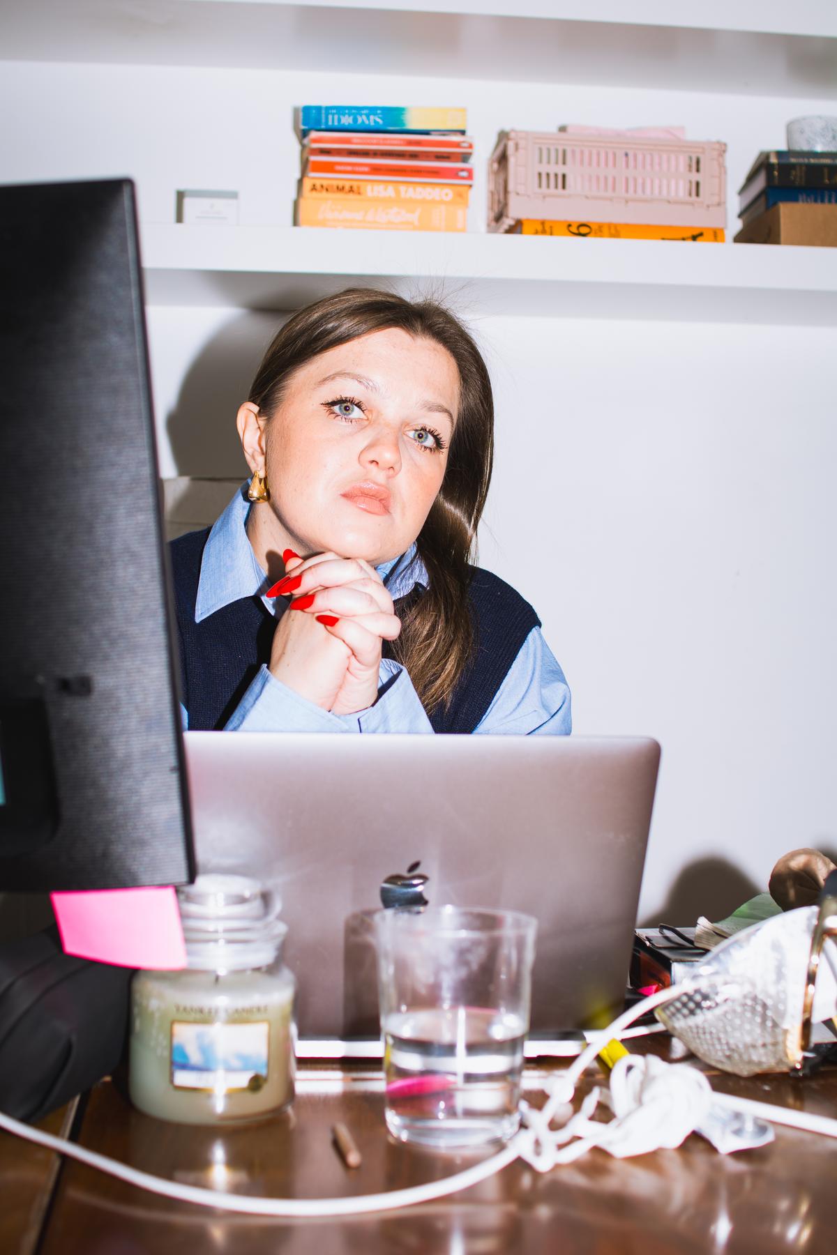 Agata Borowiecka przy biurku